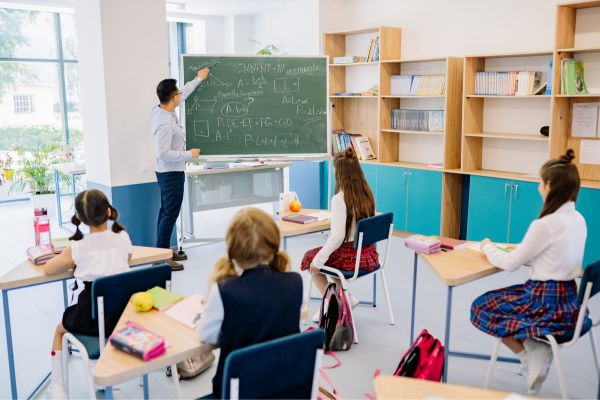 online learning vs traditional learning